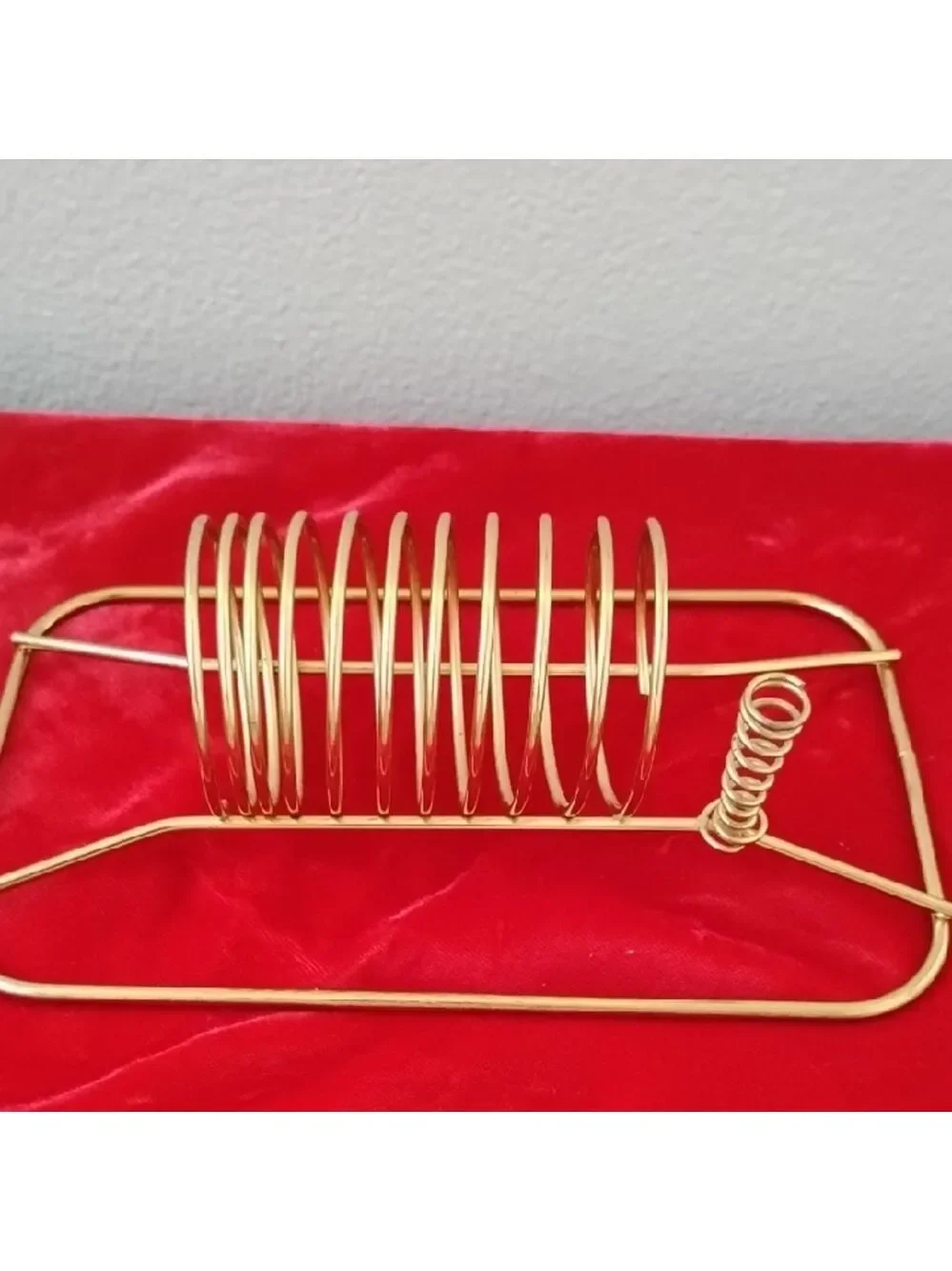 D- NWOT Elegant Gold Mail Holder